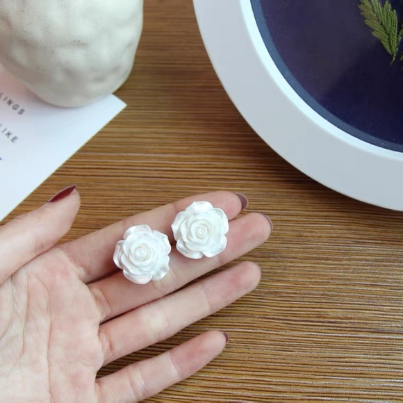 💙💕💕Last one Pearl Flower Stud Earrings - Picture 8 of 15